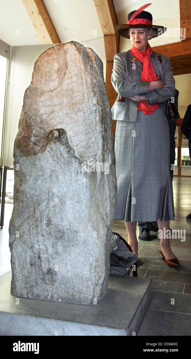 (Dpa) - die Königin von Dänemark, Margrethe II, schaut auf eine Rune Stein auf das Wikingermuseum in Schleswig, Norddeutschland, 27. Juli 2004. Das dänische Königspaar sind in Deutschland für den 1.200. Jahrestag der Stadt Schleswig. Ihre Reise wird sie auch zu den historischen Stätten des ehemaligen Herzogtums nehmen, unter der Herrschaft der dänischen Krone bis 1864 war. Stockfoto