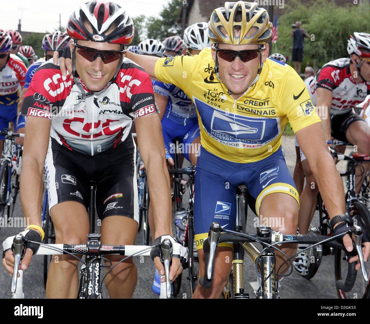 (Dpa) - US Postal Teamfahrer Lance Armstrong (R) aus den USA, das gelbe Trikot des Gesamtführenden legt seinen Arm um die Schulter seine größten Herausforderer in den letzten Wochen, italienische Ivan Basso Team CSC, als sie zusammen während der 20. Etappe der Tour de France-Radrundfahrt, Frankreich, 25. Juli 2004 Zyklus. Die letzten 163km lange Etappe der 91. Tour de France führt die Stockfoto