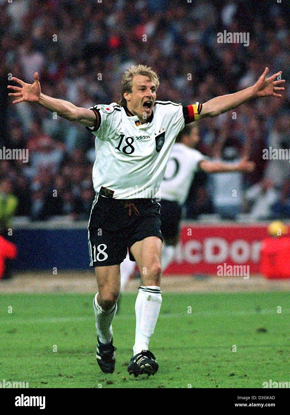 Dpa-Dateien) - Juergen Klinsmann, ehemaliger Stürmer und Kapitän der  deutschen Fußball-Nationalmannschaft, breitet seine Arme aus und jubelt  nach seinem Tor den goldenen Siegtreffer in die Fußball-Europameisterschaft  1996 FinalGermany gegen die ...