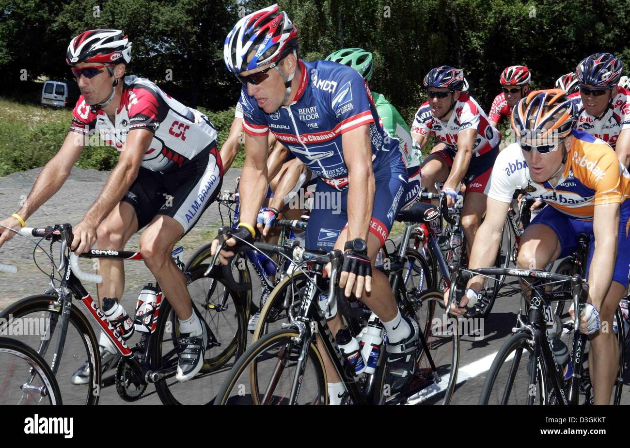 (Dpa) - Fahrten US-Radsportler Lance Armstrong (C) Team US Postal Service während der 11. Etappe der Tour de France in der Nähe von Figeac, Frankreich, 15. Juli 2004 Kopf an Kopf mit seinen Landsleuten Bobby Julich (L) des Team CSC und Levi Leipheimer Team Rabobank. In der Vergangenheit einmal Julich und Leipheimer wichtige Geldgeber für Armstrong. Die 11. Etappe der Tour führte von Saint-Flour t Stockfoto