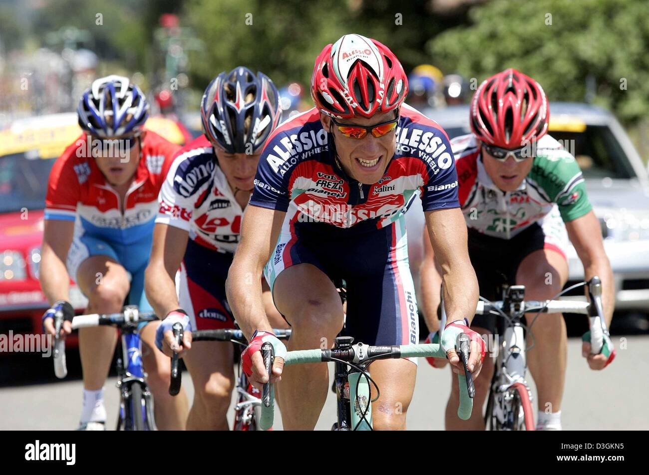(Dpa) - Schwede Marcus Ljungqvist (C) des Team Alessio-Bianchi führt ein Feld von außer Kontrolle geratenen Radfahrer, darunter Kim Kirchen (L) von Team Fassa Bortolo aus Luxemburg, Wim Vansevenant von Team Lotto-Domo (2. v. L) aus Belgien und französischen Radfahrer Frédéric Finot von Team RAGT während der 12. Etappe der Tour de France in Castelsarrasin, Frankreich, 16. Juli 2004. Die 197,5 km langen sta Stockfoto