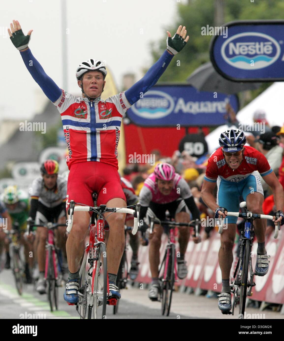 (Dpa) - norwegische Fahrer Thor Hushovd (2. v. L) des Team Credit Agricole breitet seine Arme und jubelt wie er die achte Etappe der Tour de France in Quimper, Frankreich, 11. Juli 2004 gewinnt. Hushovd gewann vor Team T-Mobile Kim Kirchen (R) aus Luxemburg, deutscher Radrennfahrer Erik Zabel (2. v. R) und Andreas Kloeden (L), die fünfte nahm Platz. Die Bühne legten eine Strecke von 168km von Stockfoto