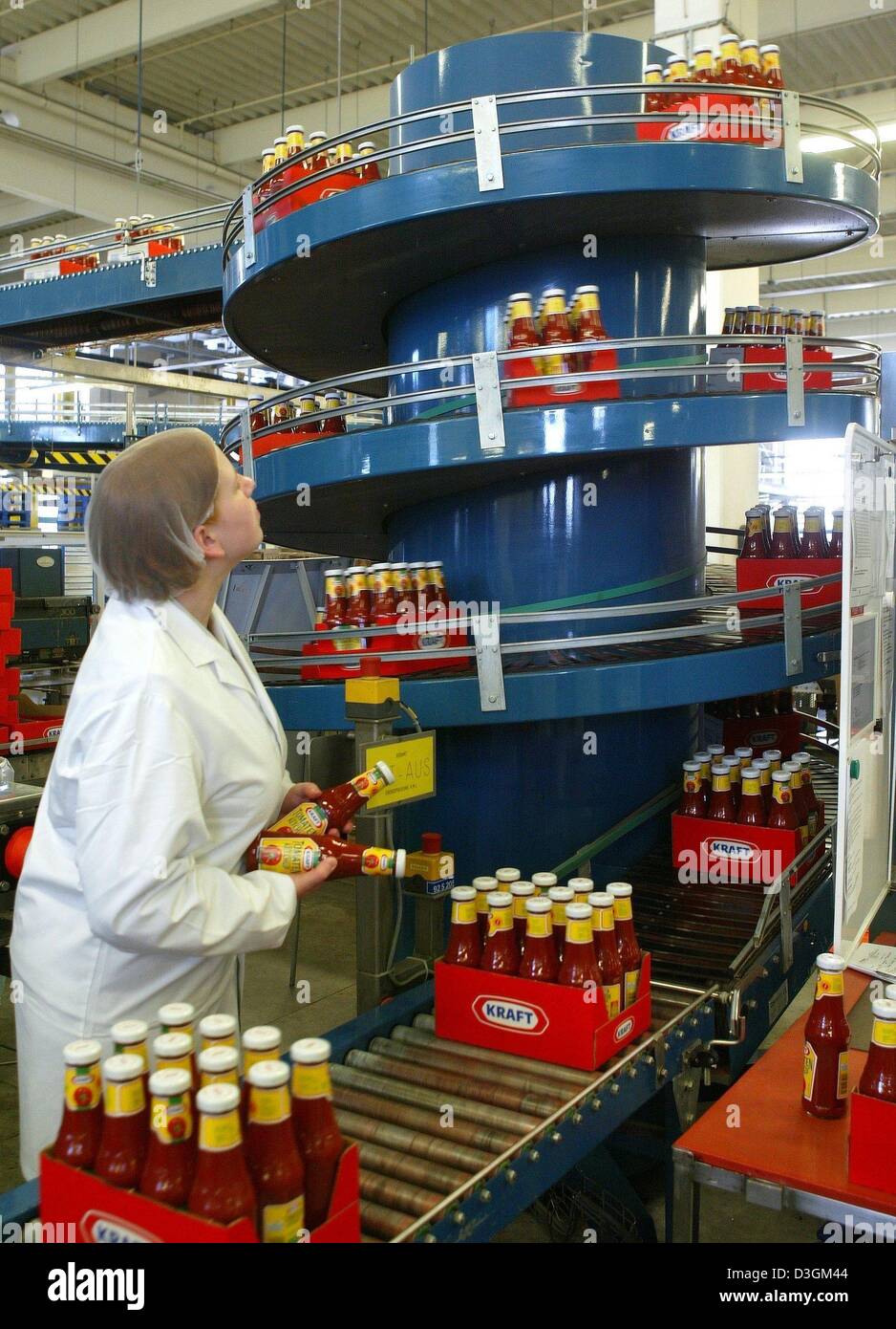 (Dpa) - ein Mitarbeiter schaut Ketchup-Flaschen auf ein Band-Förderer der Spiralen nach oben bei Kraft Foods in Fallingbostel, Norddeutschland, 17. Juni 2004 Pflanzen stehen. Die Fabrik füllt und verpackt 220 Flaschen Ketchup pro Minute. Kraft in 1954 die ersten Tomaten-Ketchup auf dem deutschen Markt gestartet, aber die Erfindung von Ketchup geht weiter zurück in der Geschichte: angeblich einen gleichwertigen Stockfoto