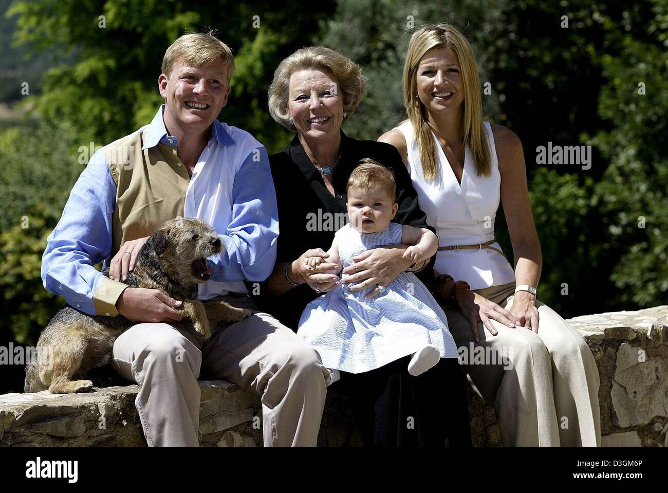 (Dpa) - niederländischen Kronprinzen Willem-Alexander der Niederlande (L), mit seiner Mutter Hund, Queen Beatrix (C), mit ihrer Enkelin Amalia auf ihrem Schoß und Princess Maxima (R) sitzen auf einer Steinmauer und posieren für ein Familienfoto während ihres Urlaubs in Roca Dei Draconie, die königliche Residenz in Tavarnelle Val Di Pesa, Italien, 9. Juli 2004. Stockfoto