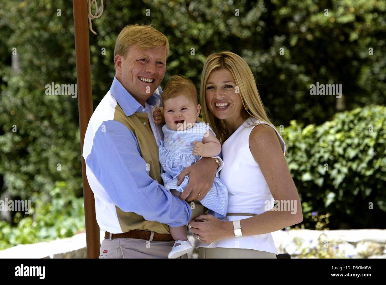 (Dpa) - (von L) Kronprinz Willem Alexander der Niederlande und seine Frau Prinzessin Maxima hält ihre Tochter Amalia in ihre Arme und Lächeln, als sie für ein Familienfoto während des Urlaubs der niederländischen Königsfamilie in Roca Dei Draconie, die königliche Residenz in Tavarnelle Val Di Pesa, Italien, 9. Juli 2004 darstellen. Stockfoto