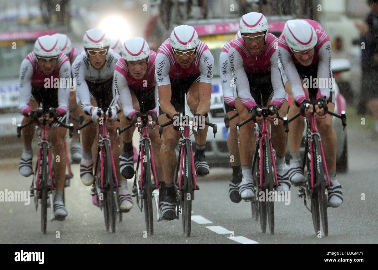 (Dpa) - der Fahrer des Teams T-Mobile (von L:) Giuseppe Guerini, Andreas Kloeden, Matthias Kessler, Jan Ullrich, Santiago Botero und Rolf Aldag Zyklus während das Team Zeit trial Rennen auf der vierten Etappe der Tour de France führt von Cambrai, Arras, Frankreich, 7. Juli 2004. Das T-Mobile Team gewinnt platzieren vierte Anschluss an zwei Ausfälle. Ullrich, die Armstrong in herausfordern soll eine Stockfoto