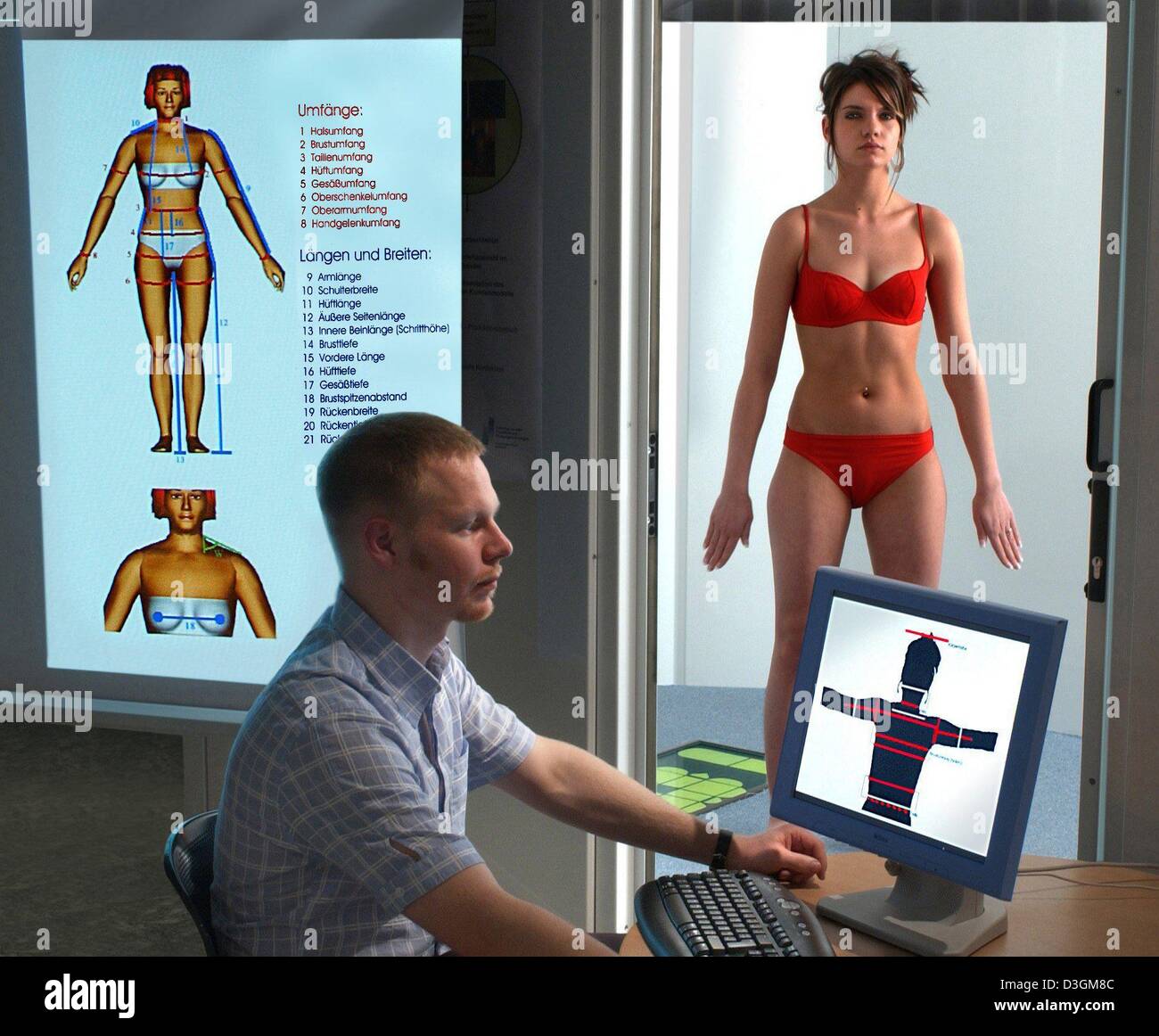 (Dpa) - Projektleiter Niels Heuwold zeigt die neue Messmethode der lebenswichtige Statistiken für die Bekleidungsindustrie in Chemnitz, Ostdeutschland, 27. Januar 2004. In einer Hütte namens "BodyFit 3D" sind die Bevölkerungsstatistik eines Modells mit einfachen Weißlicht gescannt. Innerhalb von ein paar Sekunden sind mehr als 30 Messungen und Online-nach dem Hersteller. Stockfoto