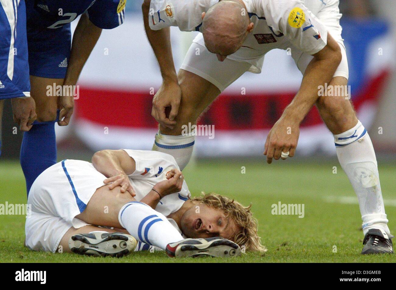 Dpa Tschechische Mittelfeldspieler Und Team Kapitan Pavel Nedved Unten Liegt Verletzt Auf Dem Boden Wahrend Sein Teamkollege Jan Koller Kurven Hinunter Zu Ihm Wahrend Der Fussball Em 2004 Halbfinale Gegen Griechenland