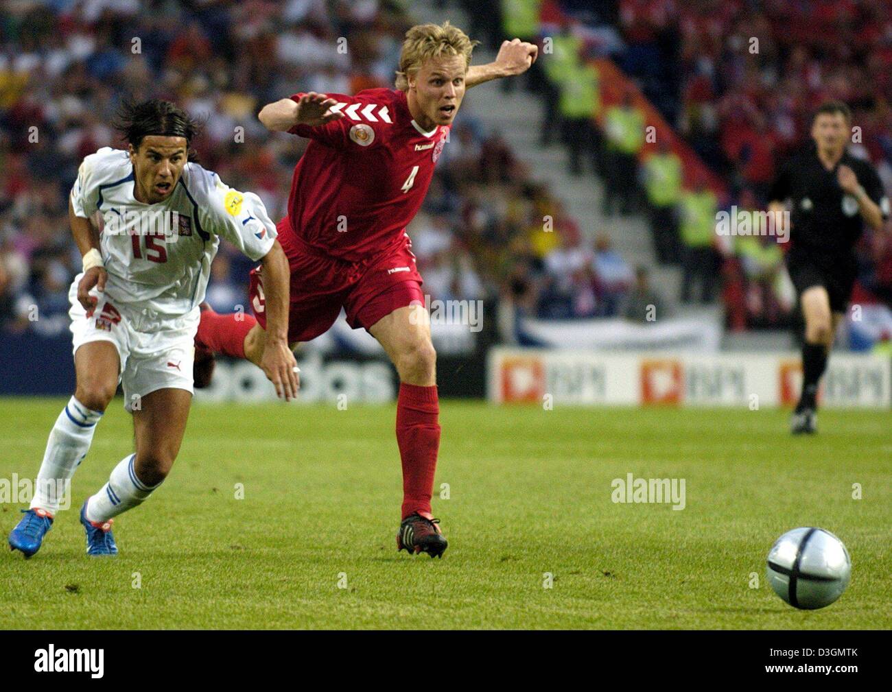Dpa) - Duelle Tschechische vorwärts Milan Baros (L) für den Ball mit  dänischen Verteidiger Martin Laursen während der Fußball EM 2004 Viertel  Finale gegen Tschechien und Dänemark Dragao Stadion in Porto, Portugal,