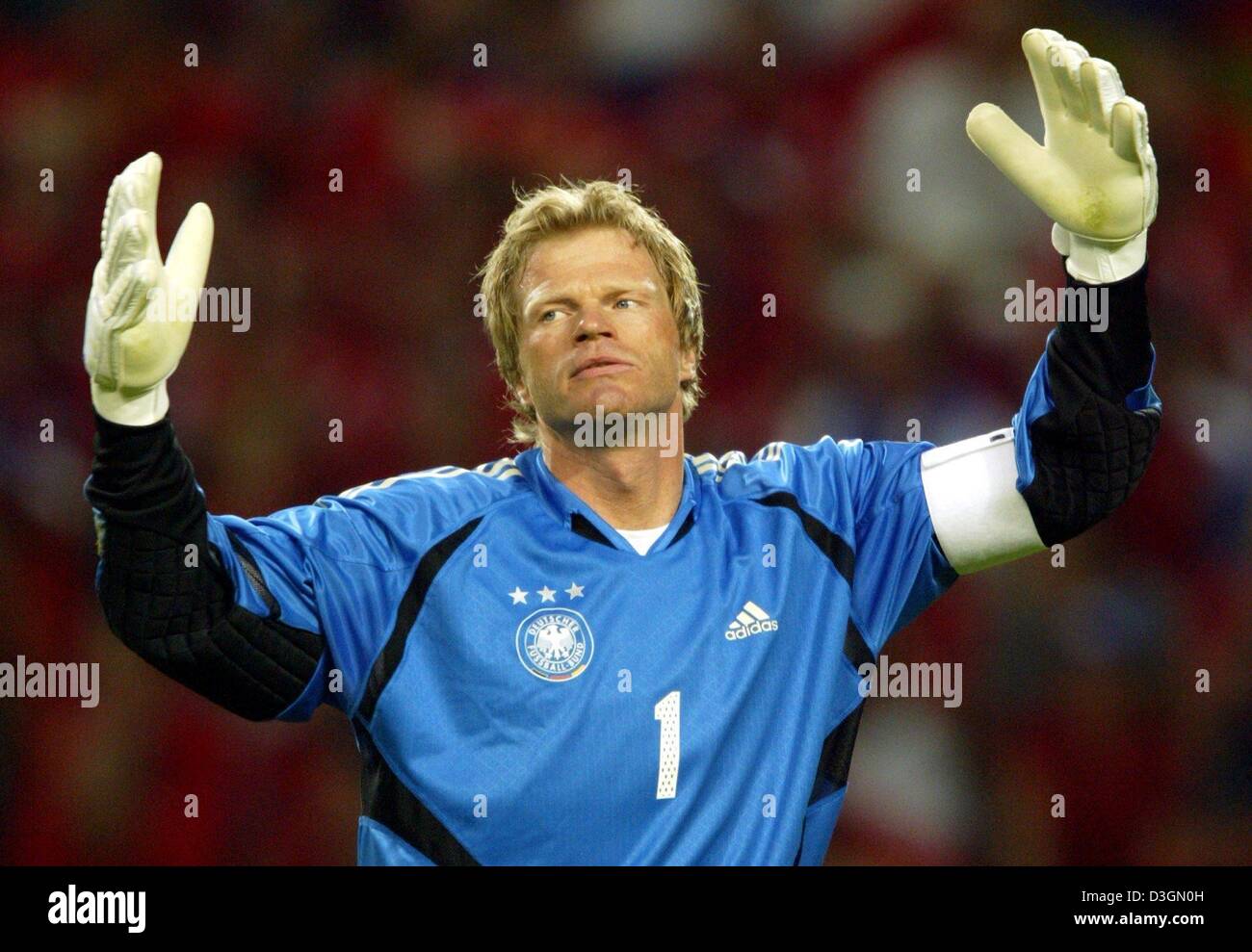 (Dpa) - führen in der 77. Minute Deutschland Torwart und Team Kapitän Oliver Kahn wirft seine Arme in Verzweiflung, nachdem der Ball das Netz für einen 2: 1 Tschechische gefunden hat. Deutschland verlor ihre letzte Euro 2004 D Gruppenspiel gegen Tschechien im Jose Alvalade Stadium in Lissabon, Portugal, 23. Juni 2004 mit einem Endstand von 2: 1. Der Tschechischen Republik, die bereits für die Quarterfina qualifiziert war Stockfoto