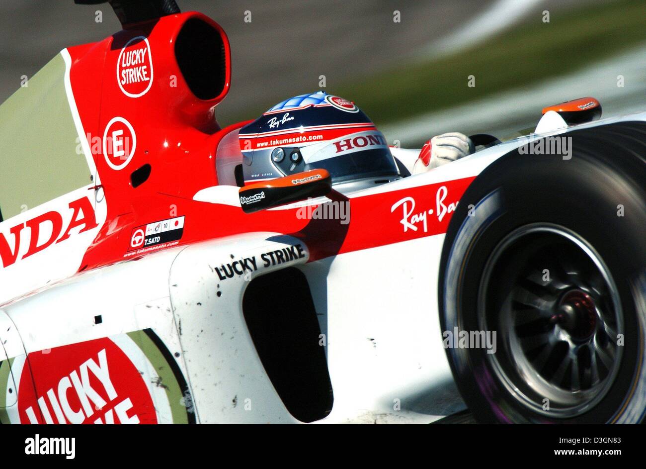 Dpa) - japanische Formel 1 pilot Takuma Sato von BAR-Honda lenkt seine  Formel 1 Rennwagen durch eine s-Kurve beim freien Training auf der  Rennstrecke in Indianapolis, USA, 19. Juni 2004 Stockfotografie - Alamy