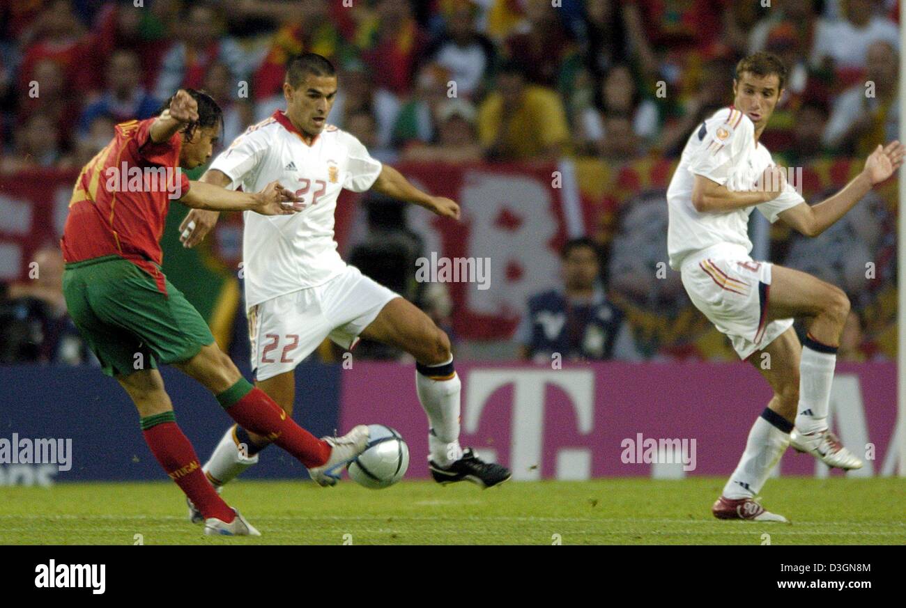 (Dpa) - Portugal-Stürmer Nuno Gomes (L) schießt und danach punktet als Spanien Verteidiger Juanito (2. v. L) und Ivan Helguera (R) versuchen vergeblich, seine Aufnahme in die Euro 2004-Gruppe eine Übereinstimmung zwischen Rivalen Spanien und Portugal im Jose Alvalade Stadium in Lissabon, Portugal, 20. Juni 2004 zu blockieren. Portugal erweitert, um das Viertelfinale mit einem 1: 0-Sieg wie Spanien ausschied. Stockfoto