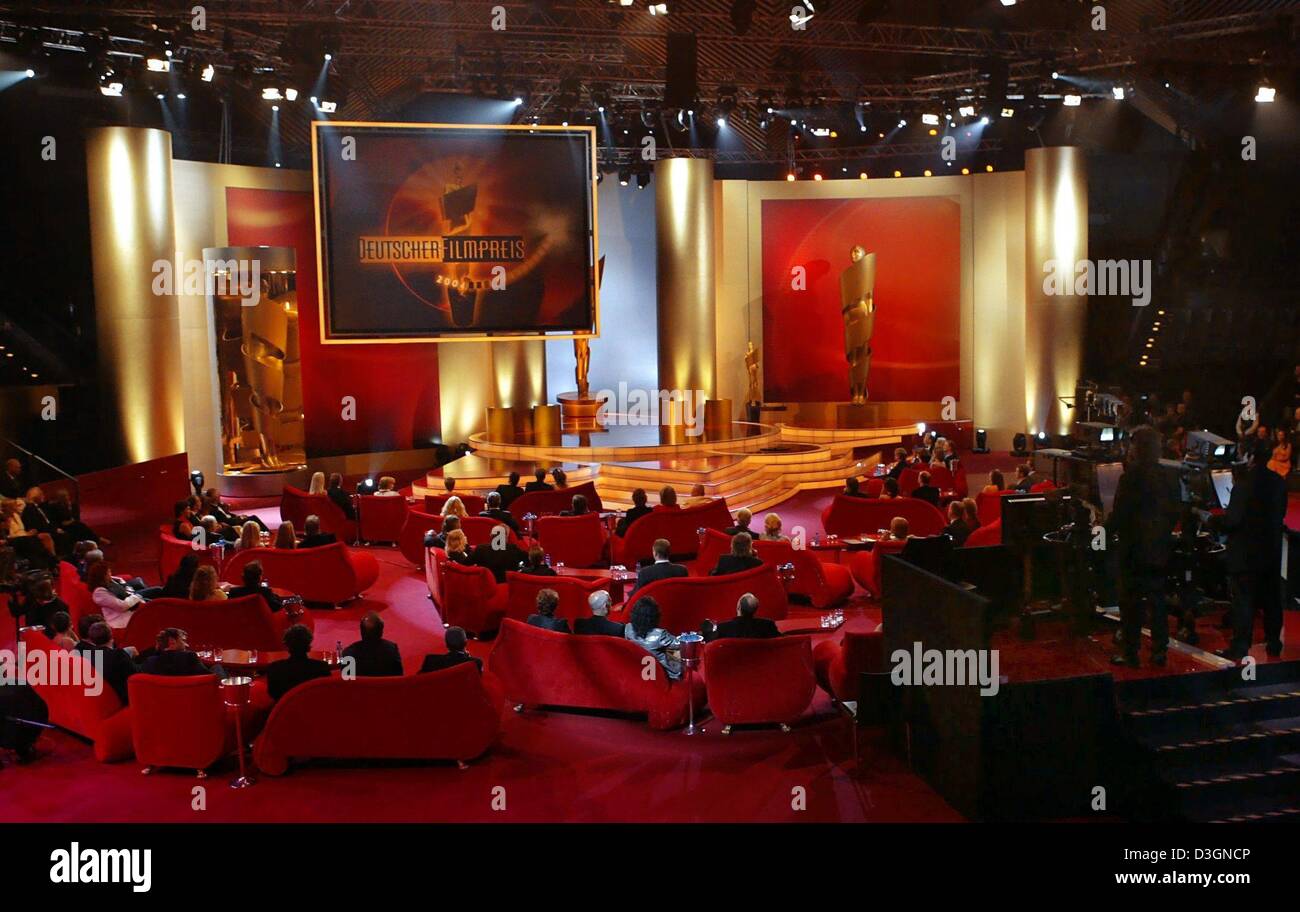 (Dpa) - ein Blick in das Tempodrom denen den Deutschen Filmpreis in Berlin, 18. Juni 2004 gehalten werden. Etwa 2.000 geladene Gäste aus Politik, Kultur und Showbusiness nahmen an der festlichen Preisverleihung. Den Deutschen Filmpreis, genannt "Lola Awards", sind das deutsche Äquivalent zum Oscar. Stockfoto