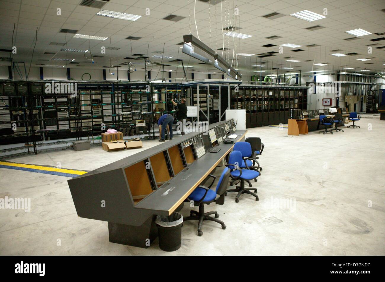 (Dpa) - ein Blick auf eine Computerkonsole mit Monitoren und Computer racks bei International Broadcasting Center (IBC) in Athen, Griechenland, 9. März 2004. Das Fernsehen und Radio Zentrum befindet sich neben den wichtigsten Presse-Center für die Printmedien und ca. 500 m vom Olympiastadion entfernt. Rund 10.000 Journalisten berichten aus der IBC mit live-Berichterstattung von der 2004 Olympische Gam Stockfoto