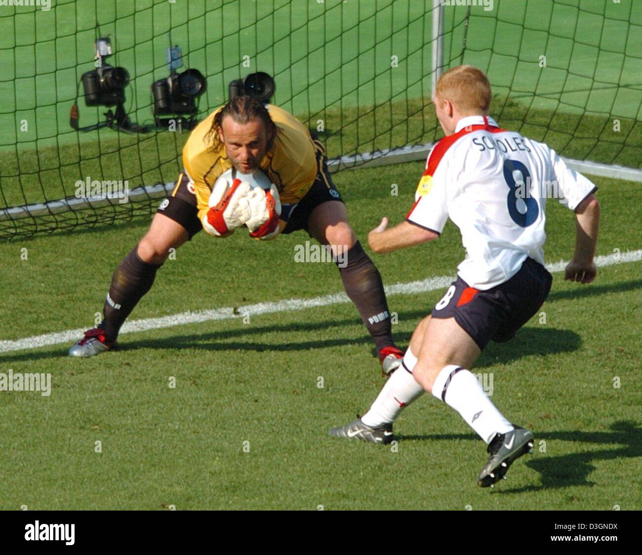 Dpa) - Schweizer Torwart Jörg Stiel (L) fängt den Ball der englische  Mittelfeldspieler Paul Scholes während der Fußball EM 2004-Gruppenspiel  gegen England und der Schweiz im Cidade Stadium in Coimbra, Portugal, 17.