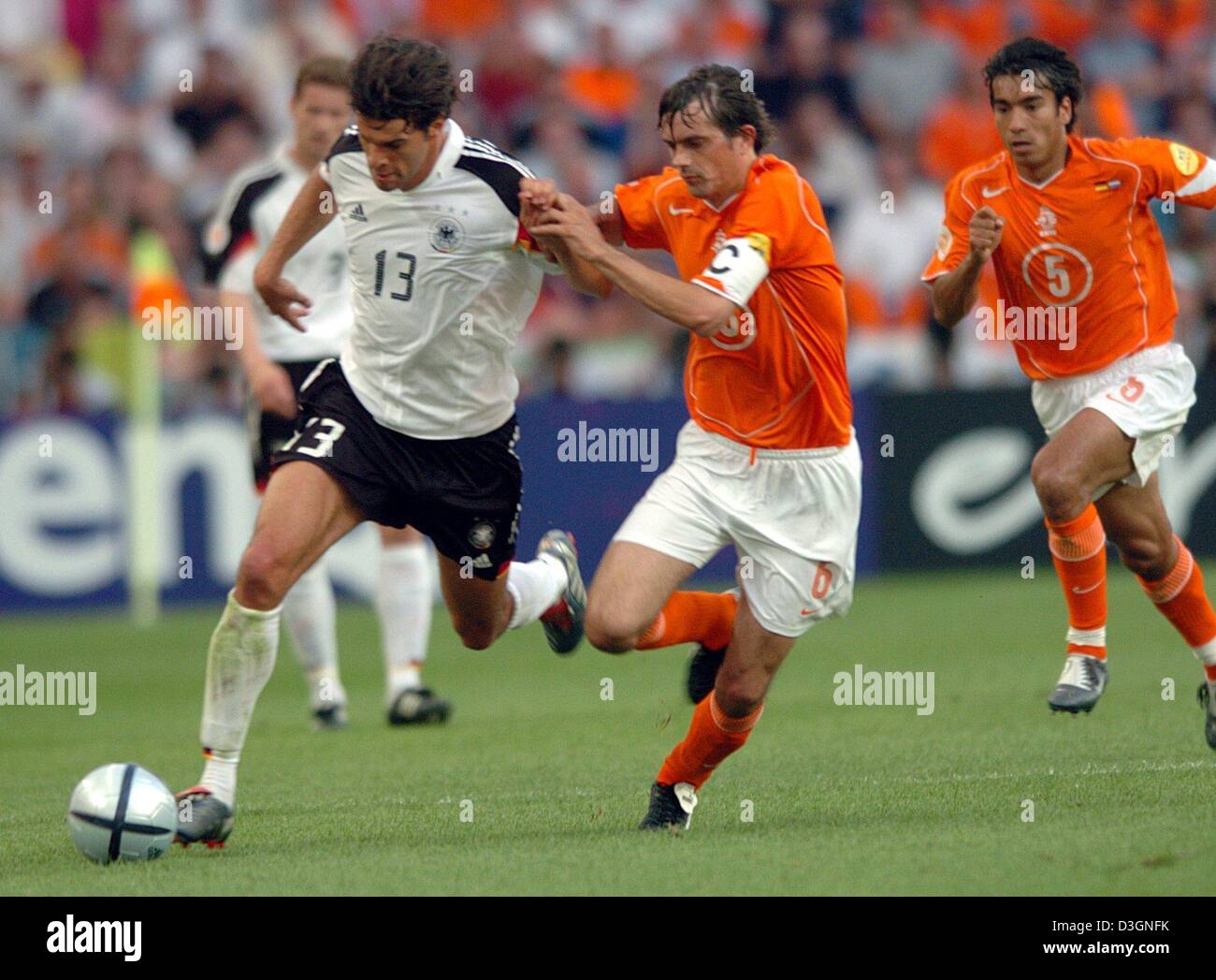 (Dpa) - Dribbling deutsche Mittelfeldspieler Michael Ballack (L) ist während der Fußball EM 2004 D Gruppenspiel zwischen Deutschland und den Niederlanden im Dragao Stadion in Porto, Portugal, 15. Juni 2004 von holländischen Verteidiger Philip Cocu angegriffen. In den Hintergrund (R) Cocu Teamkollege Giovanni van Bronckhorst. Das Spiel endete mit einem 1: 1-Unentschieden. +++ KEINE MOBILE ANWENDUNGEN +++ Stockfoto