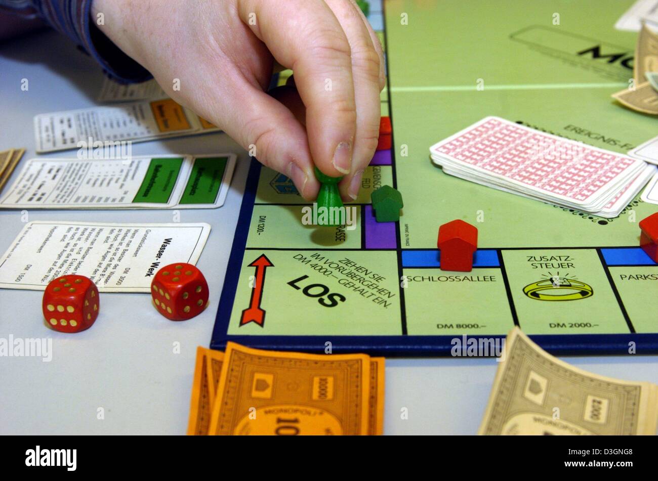 Menschen spielen (Dpa) - das berühmte Brettspiel "Monopol" in Dortmund,  Deutschland, 10. Februar 2004. Monopol gilt als beliebteste Brettspiel der  Welt. Heute ist es das meistverkaufte Brettspiel der Welt, in 80 Ländern