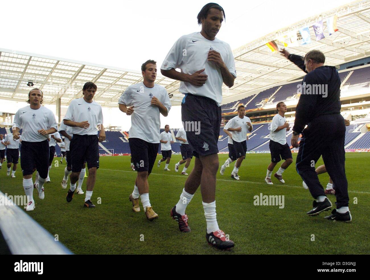 (Dpa) - die Spieler der Fußball-Nationalmannschaft der Niederlande, unter der Leitung von vorwärts Pierre van Hooijdonk (vorne), während einer Trainingseinheit auf dem Platz des Dragao Stadion in Porto, Portugal, 14. Juni 2004 ausüben. Das Team aus den Niederlanden treffen sich die Nationalmannschaft von Deutschland in ihrem ersten Gruppenspiel am folgenden Tag. Stockfoto