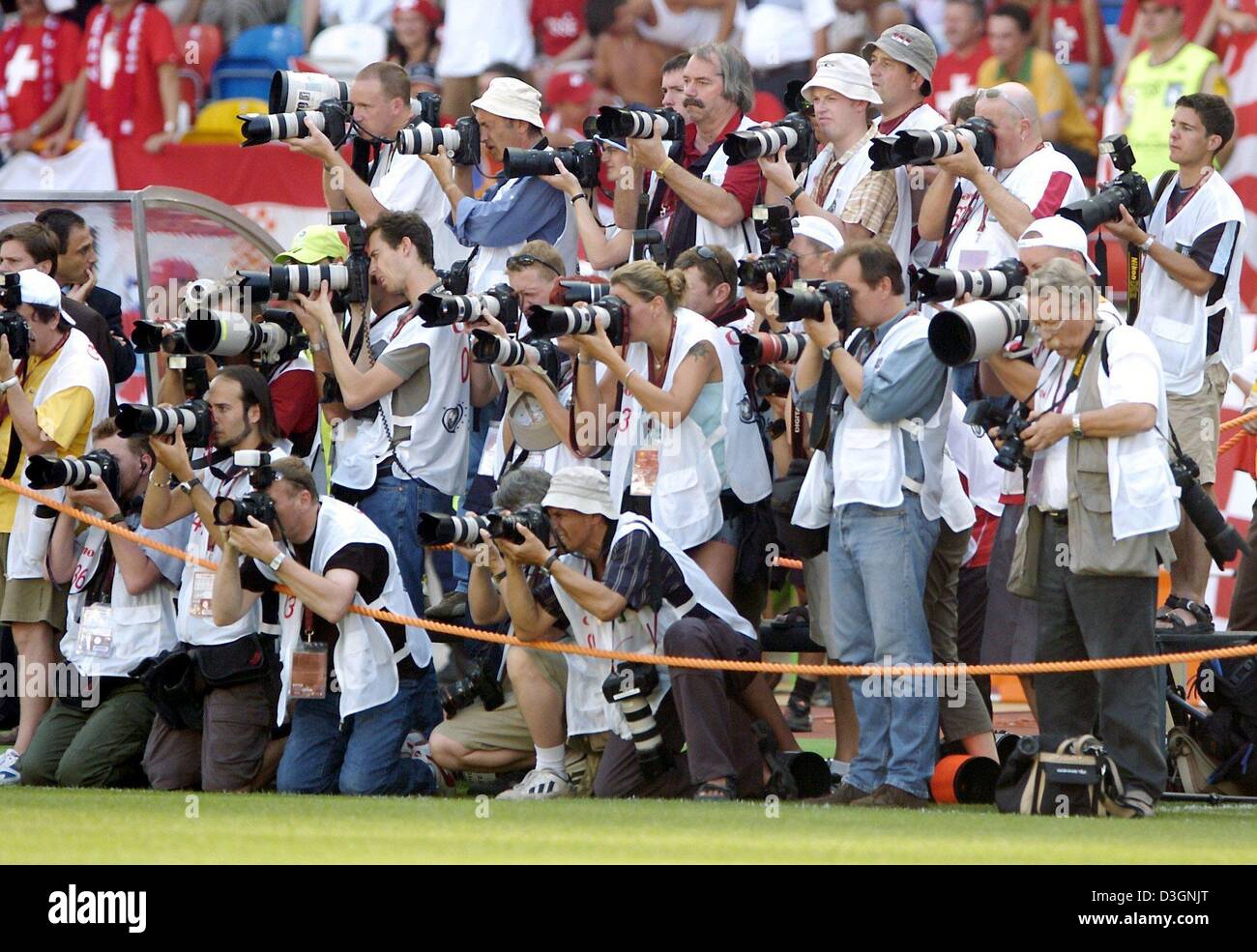 (Dpa) - eine Menge Pressefotografen zusammenstehen während der Euro 2004 erste Runde Spiel zwischen der Schweiz und Kroatien in Leiria, Portugal, 13. Juni 2004. Das Spiel endete mit einem 0: 0 Unentschieden. Stockfoto