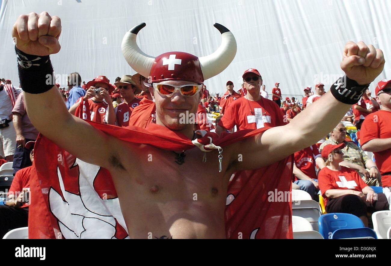 Dpa) - ein Schweizer fan Gesten und Posen, gekleidet in ein schickes  Wikinger Kostüm in Leiria, Portugal, 13. Juni 2004, vor dem Start der Euro  2004 erste Runde Spiel zwischen der Schweiz