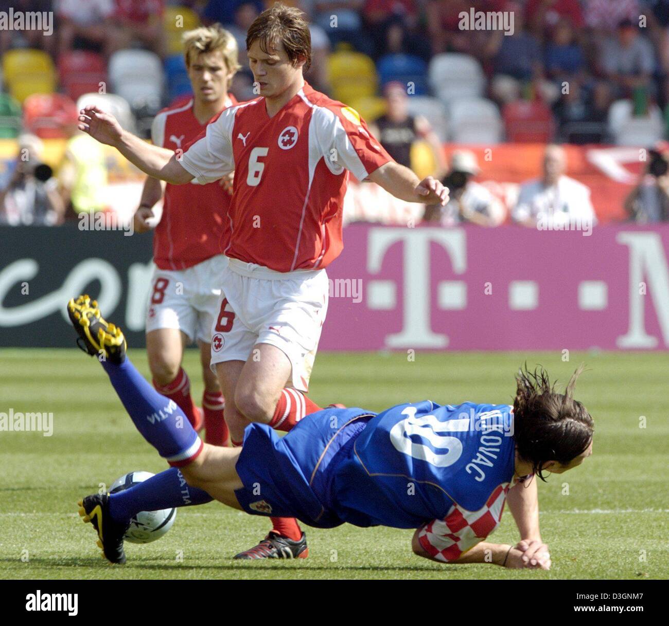 (Dpa) - Schweizer Mittelfeldspieler Johann Vogel (2. v. L) befasst sich kroatische Spieler Niko Kovac während Schweizer Mittelfeldspieler Raphael Wicky (L) auf während der EURO 2004 Gruppe B-Fußballspiel zwischen der Schweiz und Kroatien im Stadion Dr. Magalhaes Pessoa in Leiria, Portugal, 13. Juni 2004 blickt. Das Spiel endete mit einem torlosen Unentschieden. (KEINE HANDY-ANWENDUNGEN). Stockfoto