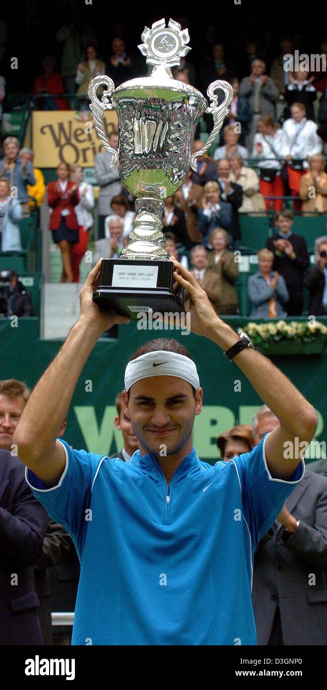 (Dpa) - Schweizer Tennisspieler Roger Federer holt seine Trophäe gewann das Finale der Gerry Weber Open Tennisturnier gegen US-Tennisspieler Mardy Fish in Halle, Deutschland, 13. Juni 2004. Federer Mardy Fish der USA zu schlagen und gewann in zwei Sätzen 6: 0, 6: 3. Stockfoto