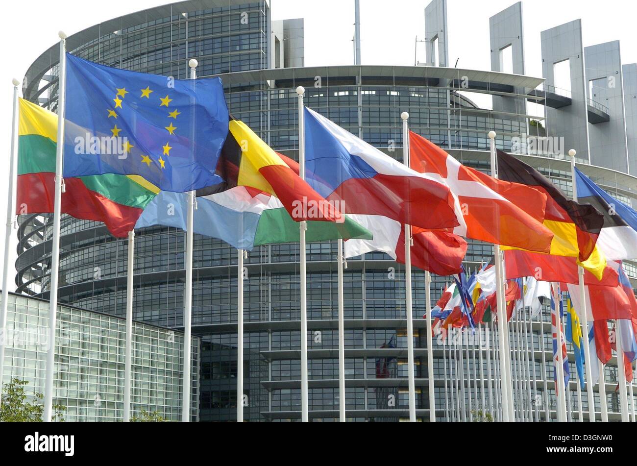 (Dpa) - Welle die Nationalflaggen der 25 Mitglieder der Europäischen Union im Wind vor dem Gebäude des Europäischen Parlaments in Straßburg, Frankreich, 10. Juni 2004. Die Wahlen für das Europäische Parlament wird am Sonntag, 13. Juni 2004, statt die Wahl insgesamt 732 Abgeordneten des neuen Parlaments. Stockfoto