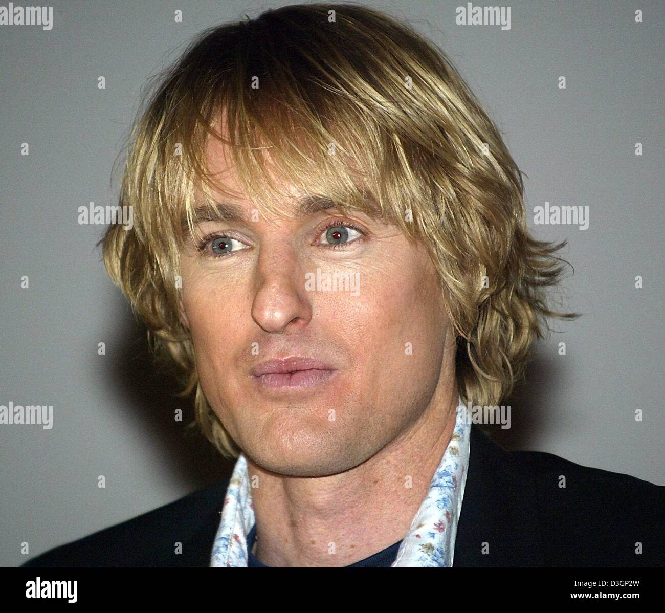 (Dpa) - Owen Wilson, einer der beiden Stars des Films "Starsky & Hutch" ist auf der Bühne während der Premiere des Films in München, 9. März 2004. Owen spielt Polizist Ken Hutchinson in dem Remake der legendären 70er Jahre TV-Serie. Stockfoto