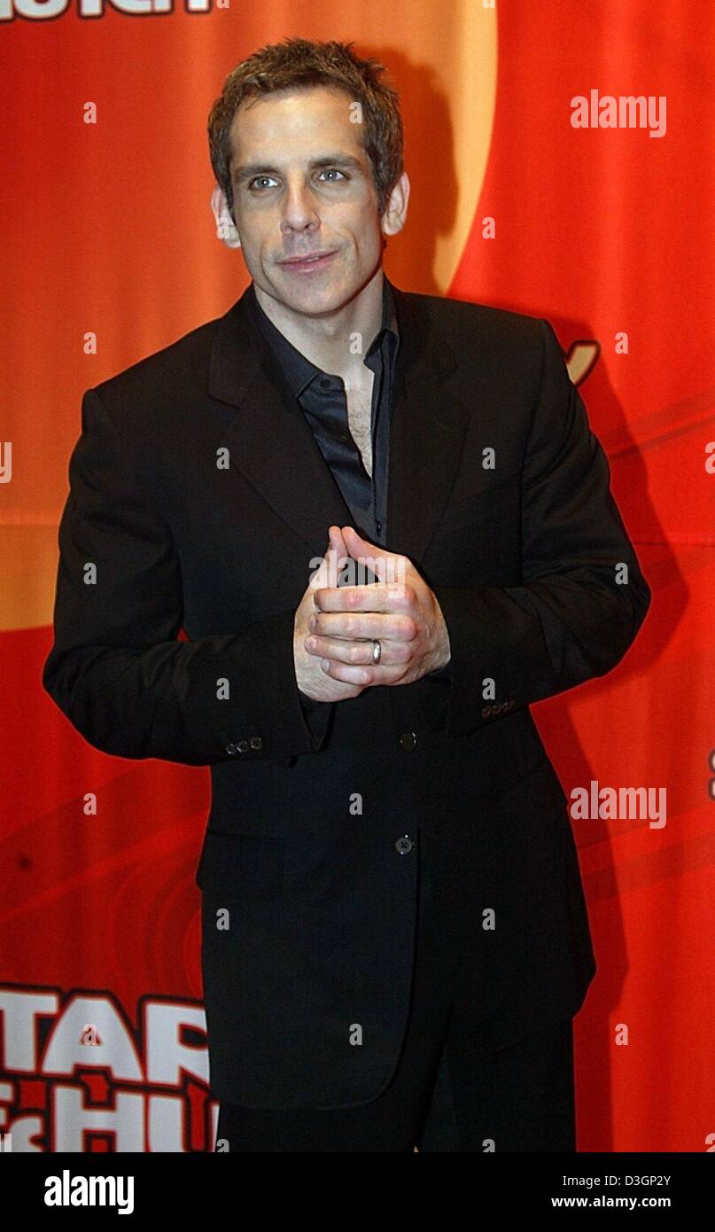 (Dpa) - Ben Stiller, einer der beiden Stars des Films "Starsky & Hutch" ist auf der Bühne während der Premiere des Films in München, 9. März 2004. Stiller spielt Polizist David Starsky in dem Remake der legendären 70er Jahre TV-Serie. Stockfoto