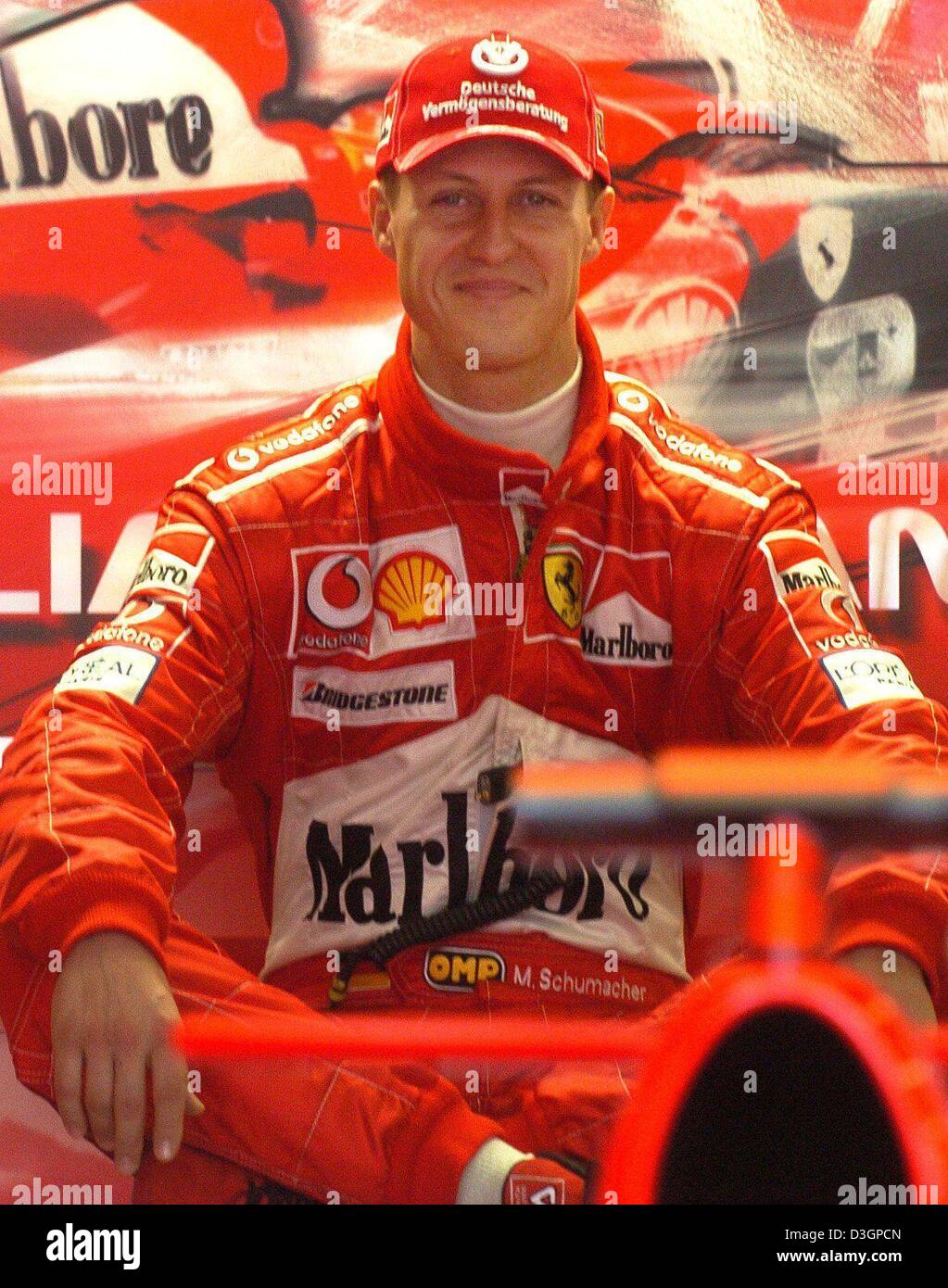 (Dpa) Der aktuelle Formel 1-Weltmeister Michael Schumacher ist in guter Stimmung, da er in der Ferrari-Box während des freien Trainings auf der Rennstrecke 'Albert Park' auf Freitag, 5. März 2004 in Melbourne sitzt. Schumacher fuhr die schnellste Zeit und auch eine Erfolgsbilanz in seine zweite Runde Ausbildung gewonnen. Am 7. März 2004 wird der Grand Prix von Australien im Gange sein. Stockfoto