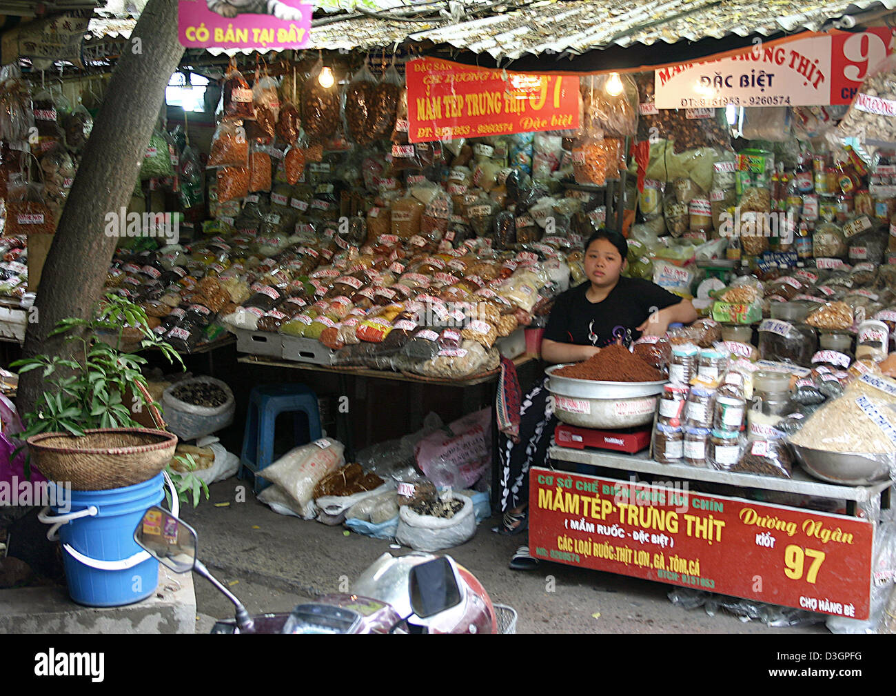 (Dpa) - eine Verkäuferin an ihrem Marktstand in Hanoi, Vietnam, 19. April 2005 abgebildet. Stockfoto