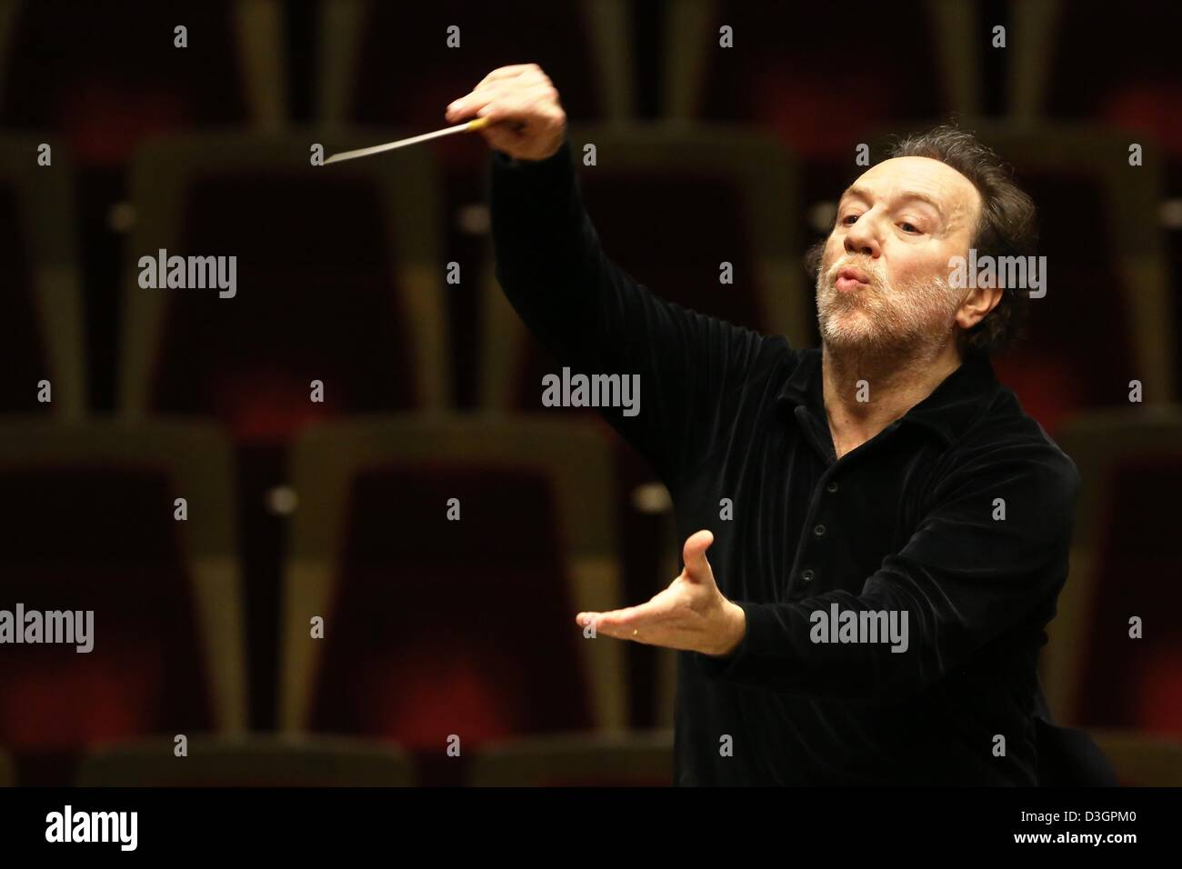 Italienischer Dirigent Riccardo Chailly probt mit dem Gewandhausorchester in Leipzig, Deutschland, 19. Februar 2013. In Mailand geboren, er wurde Musikdirektor des Gewandhauses in Leipzig im Jahr 2005 und dirigiert das Orchester der Welt berühmt. Am 20. Februar wird er 60 Jahre alt. Foto: JAN WOITAS Stockfoto