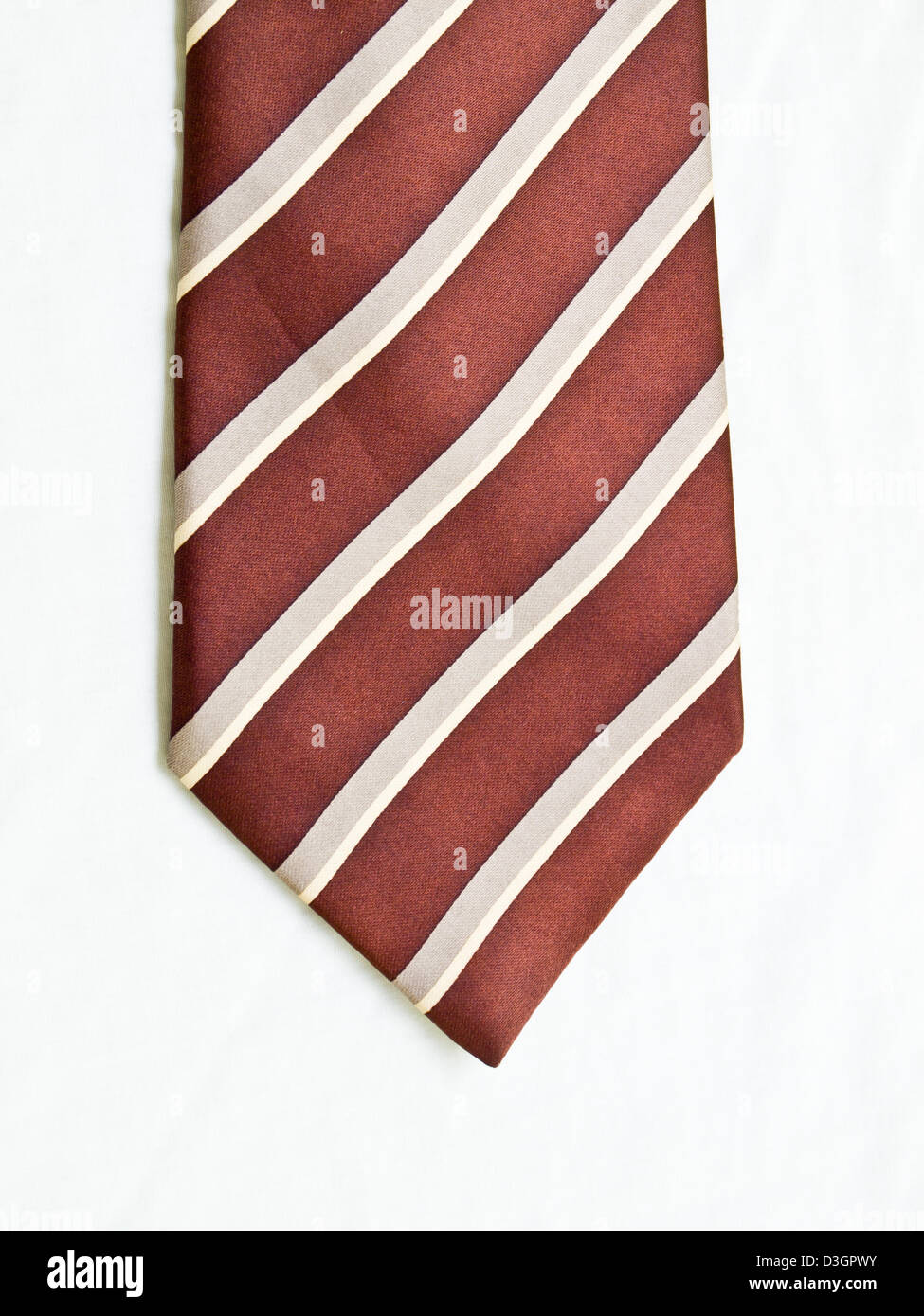 A aufgerollt gestreifte braune und weiße Krawatte isoliert auf weißem Hintergrund. Stockfoto