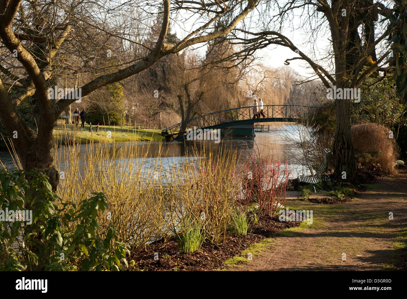 Menschen in den Gärten von Chippenham Park Haus Herrenhaus, Chippenham Dorf, Cambridgeshire UK Stockfoto