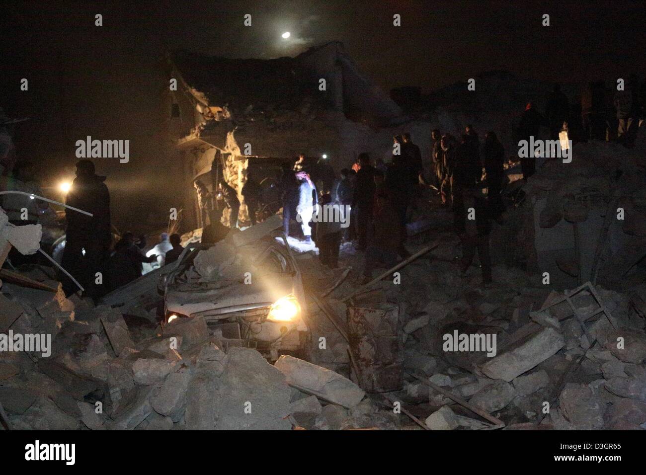 Schwere Schäden nach einem vermeintlichen Scud Raketenangriff auf die Tariq Al-Bab Nachbarschaft von Aleppo (Syrien) am 18. Februar 2013. Nach Angaben von Aleppo Media Center (AMC) der freie syrische Armee (FSA) mindestens 18 zivile Tote und eine unbekannte Zahl von zivilen Menschen wurden bei diesem Angriff verletzt. Foto: Jan A. Nicolas Dpa +++(c) Dpa - Bildfunk +++ Stockfoto