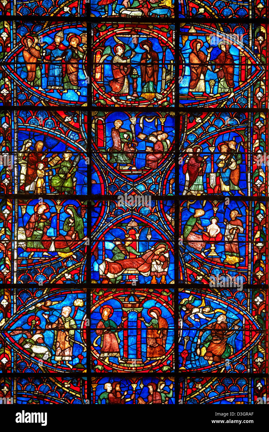 Mittelalterlichen Fenster der gotischen Kathedrale von Chartres, Frankreich, dem Leben der Jungfrau Maria gewidmet. Stockfoto