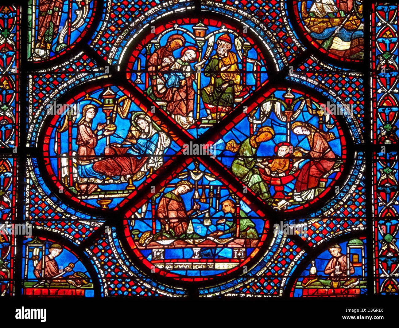 Mittelalterlichen Fenster der gotischen Kathedrale von Chartres, Frankreich, dem Leben ein Wunder des Heiligen Nikolaus gewidmet. Stockfoto
