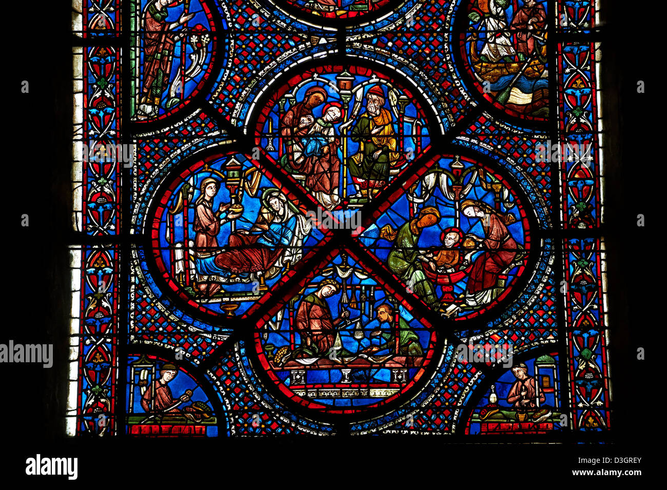 Mittelalterlichen Fenster der gotischen Kathedrale von Chartres, Frankreich, dem Leben ein Wunder des Heiligen Nikolaus gewidmet. Stockfoto