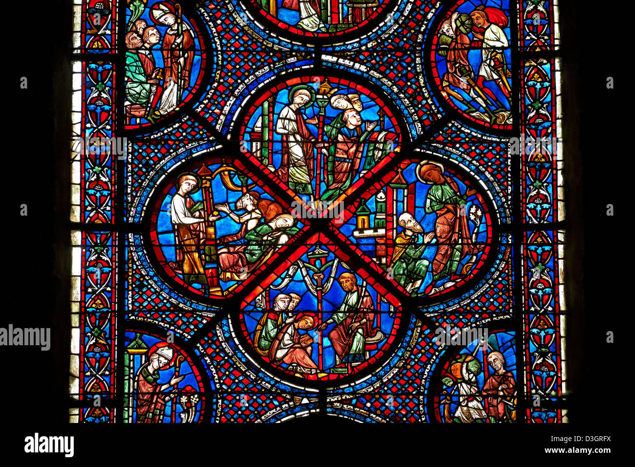 Mittelalterlichen Fenster der gotischen Kathedrale von Chartres, Frankreich, dem Leben ein Wunder des Heiligen Nikolaus gewidmet. Stockfoto