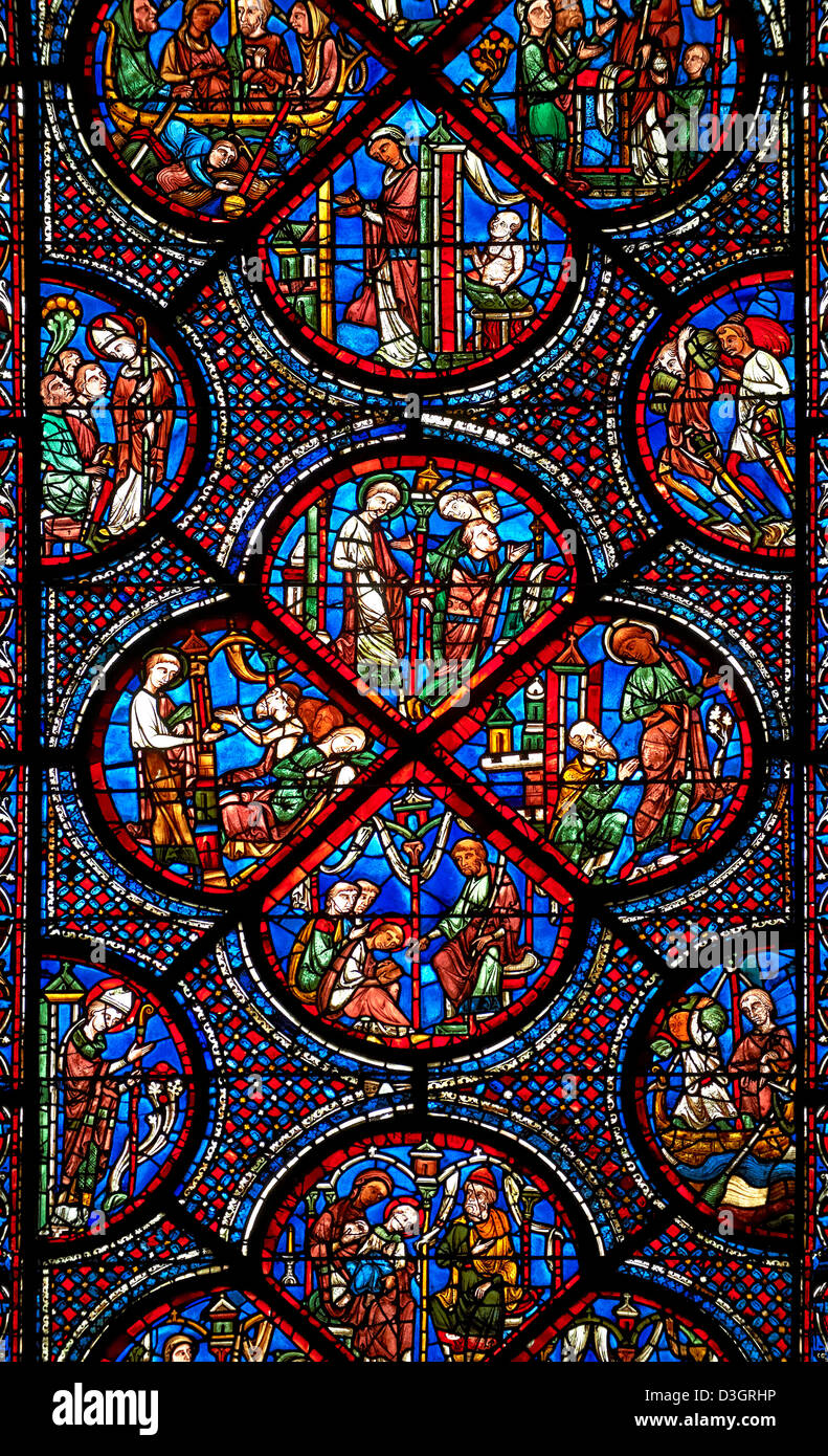 Mittelalterlichen Fenster der gotischen Kathedrale von Chartres, Frankreich, dem Leben ein Wunder des Heiligen Nikolaus gewidmet. Stockfoto