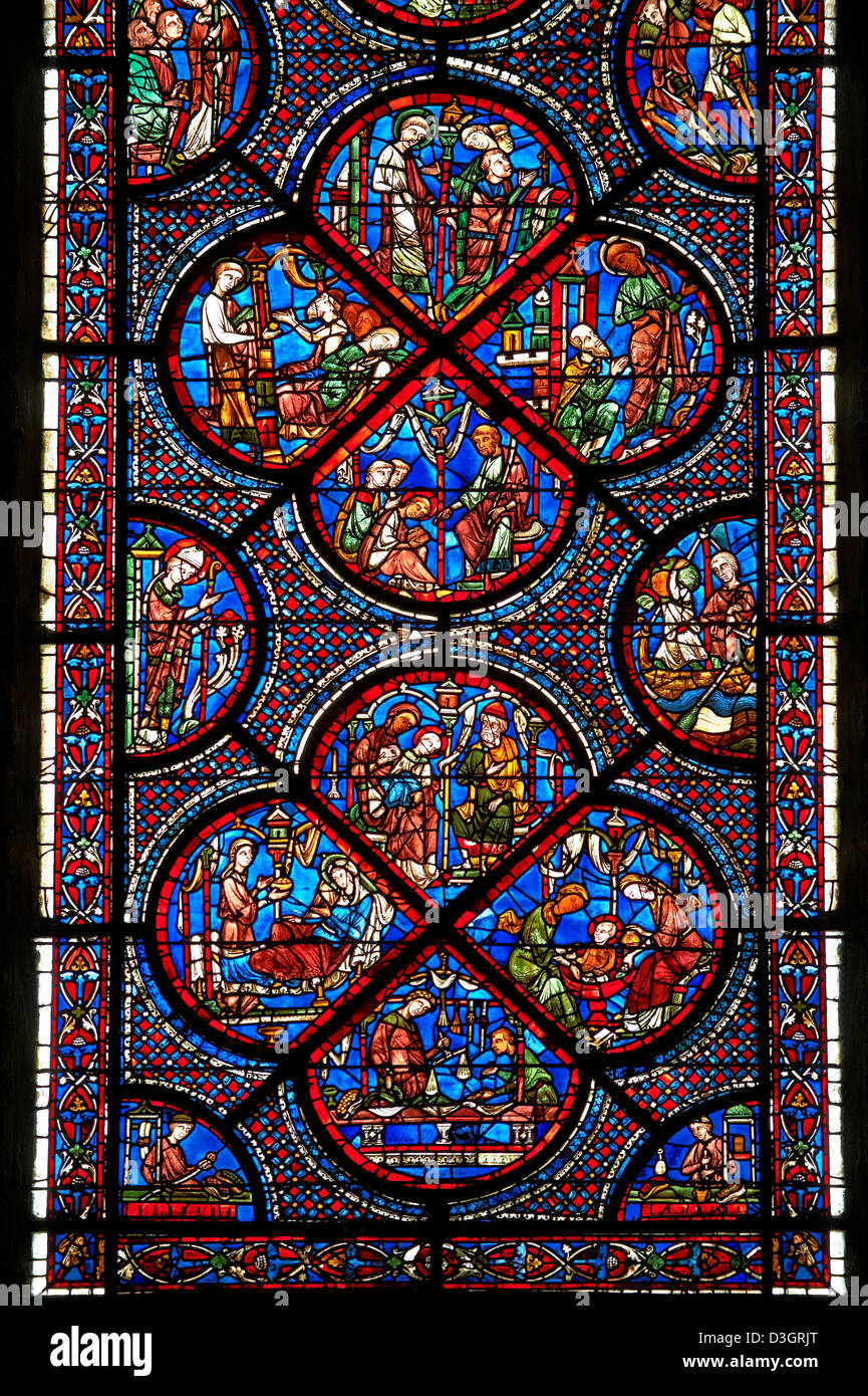 Mittelalterlichen Fenster der gotischen Kathedrale von Chartres, Frankreich, dem Leben ein Wunder des Heiligen Nikolaus gewidmet. Stockfoto
