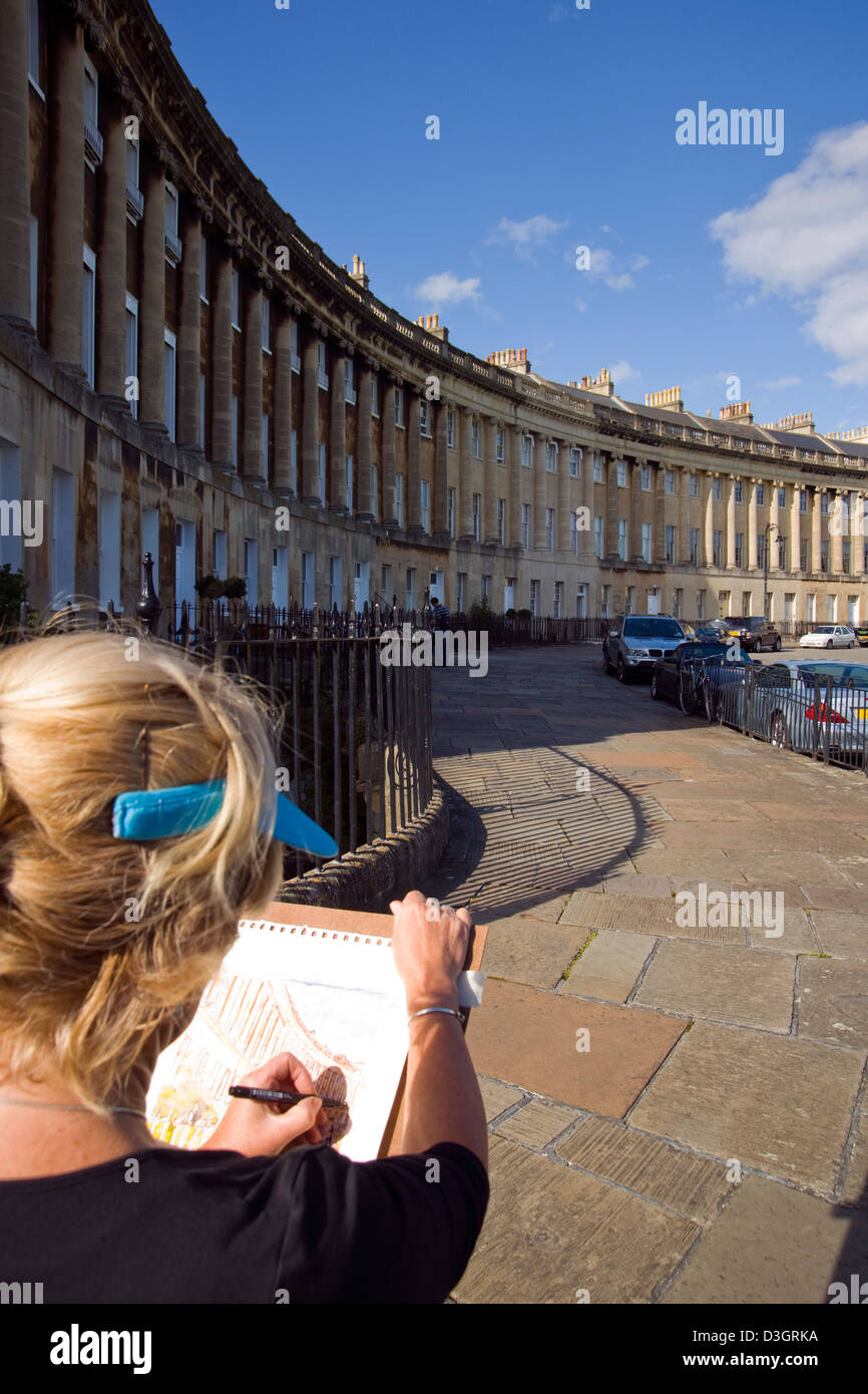 Eine Kunstgewerblerin skizzieren vor der Royal Crescent, Bath, Großbritannien Stockfoto