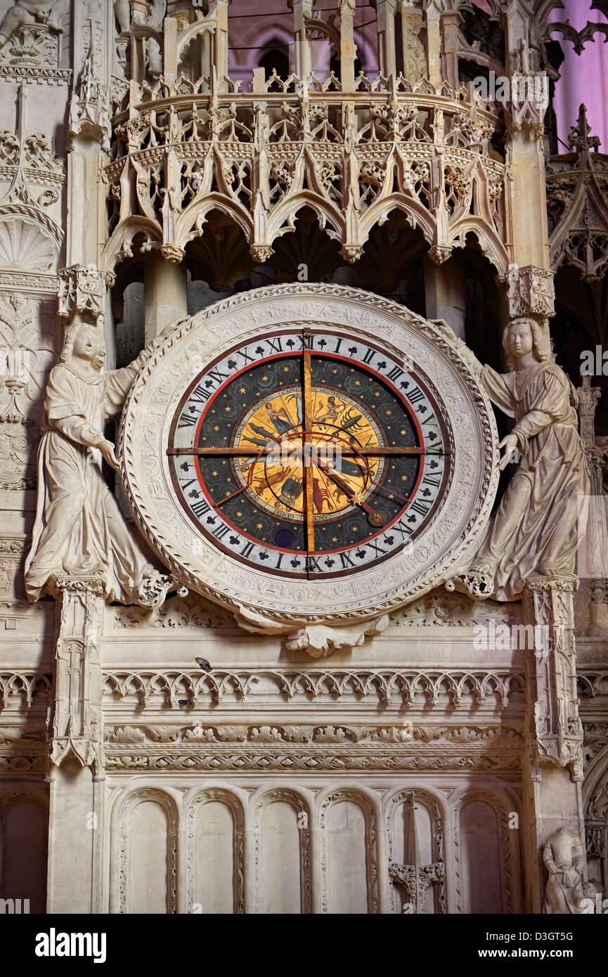 16. Jahrhundert extravagante gotische astrologische Uhr in dem Chor der Kathedrale von Chartres, Frankreich. Stockfoto