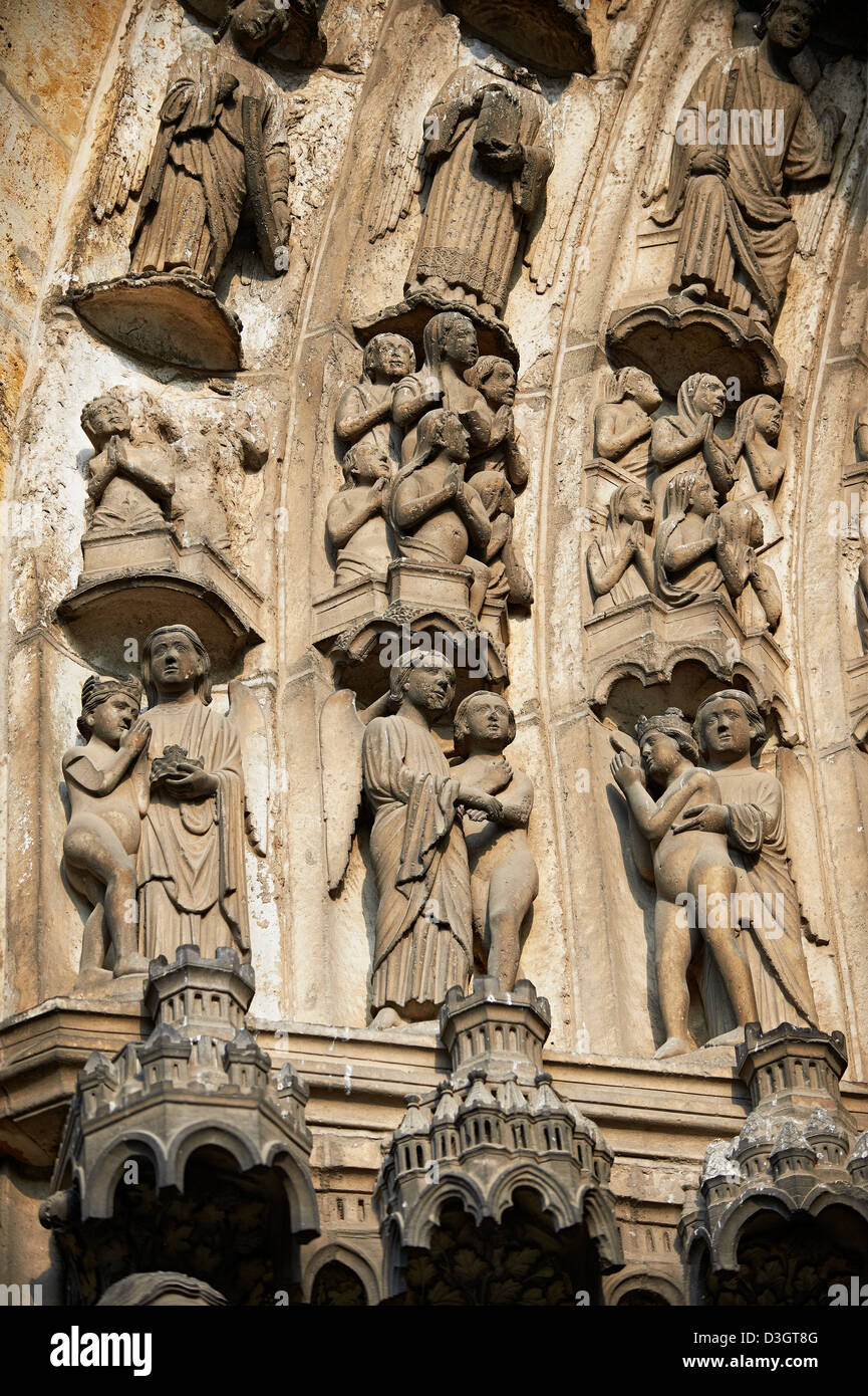 Mittelalterliche gotische Skulpturen aus dem Südportal der Kathedrale von Chartres, Frankreich. Stockfoto