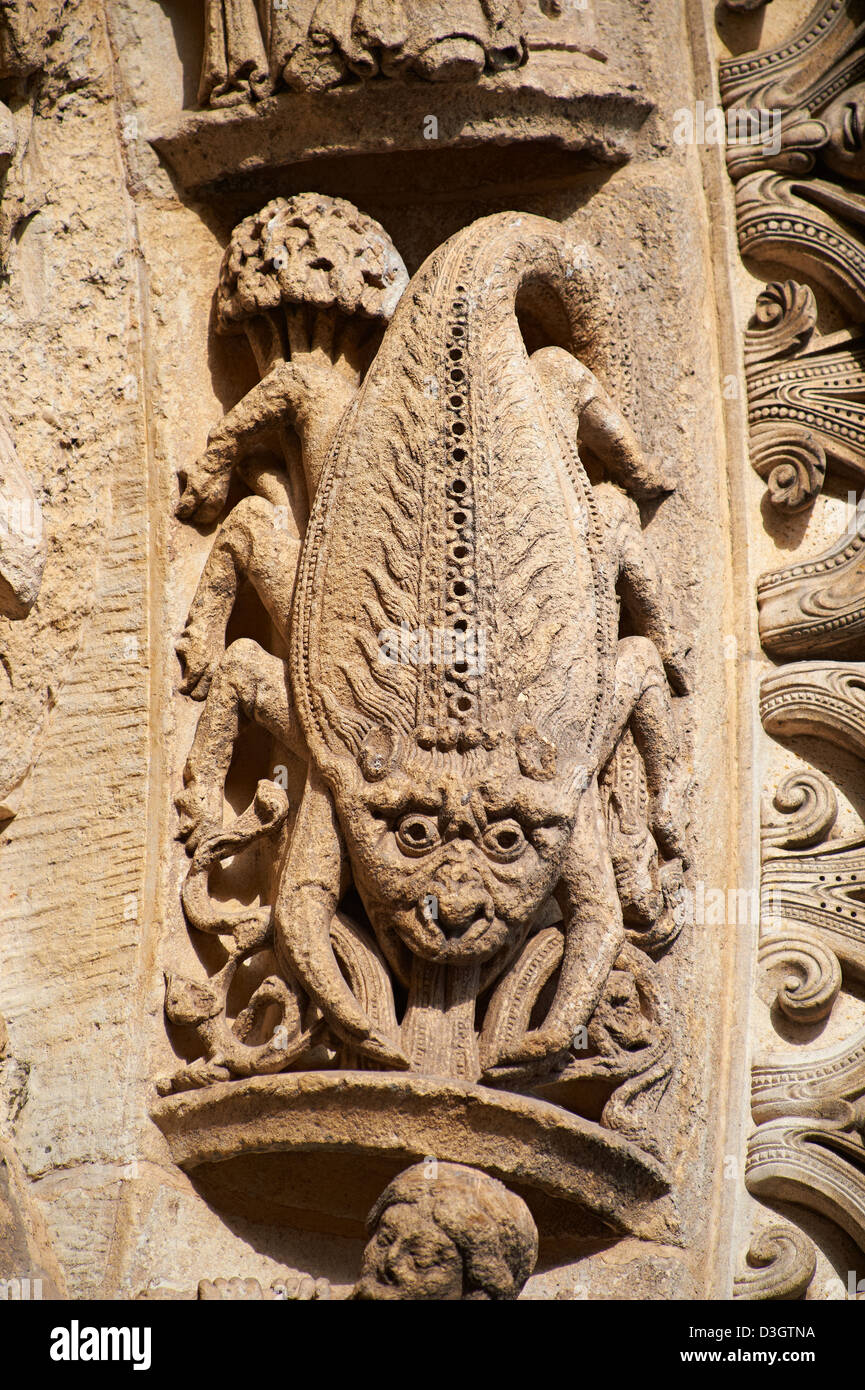 West-Fassade, links Portal Archivolten c. 1145. Kathedrale von Chartres, Frankreich. Gotische Skulptur Skorpion das Zeichen des Tierkreises, Stockfoto