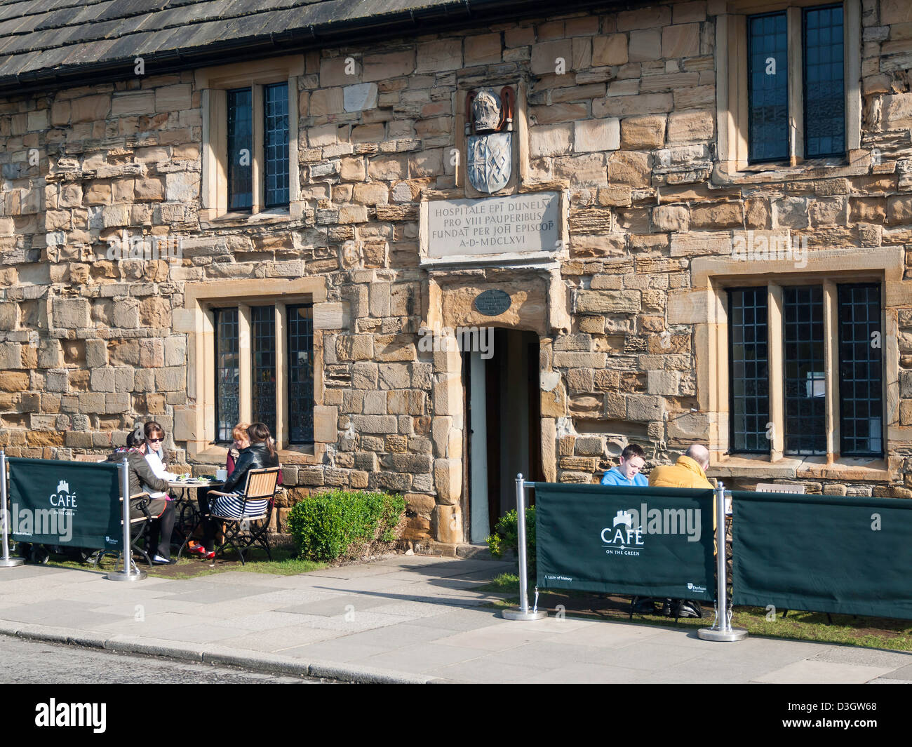 Durham Universität Café auf dem Grün in historischen Armenhäuser vor der Kathedrale Stockfoto