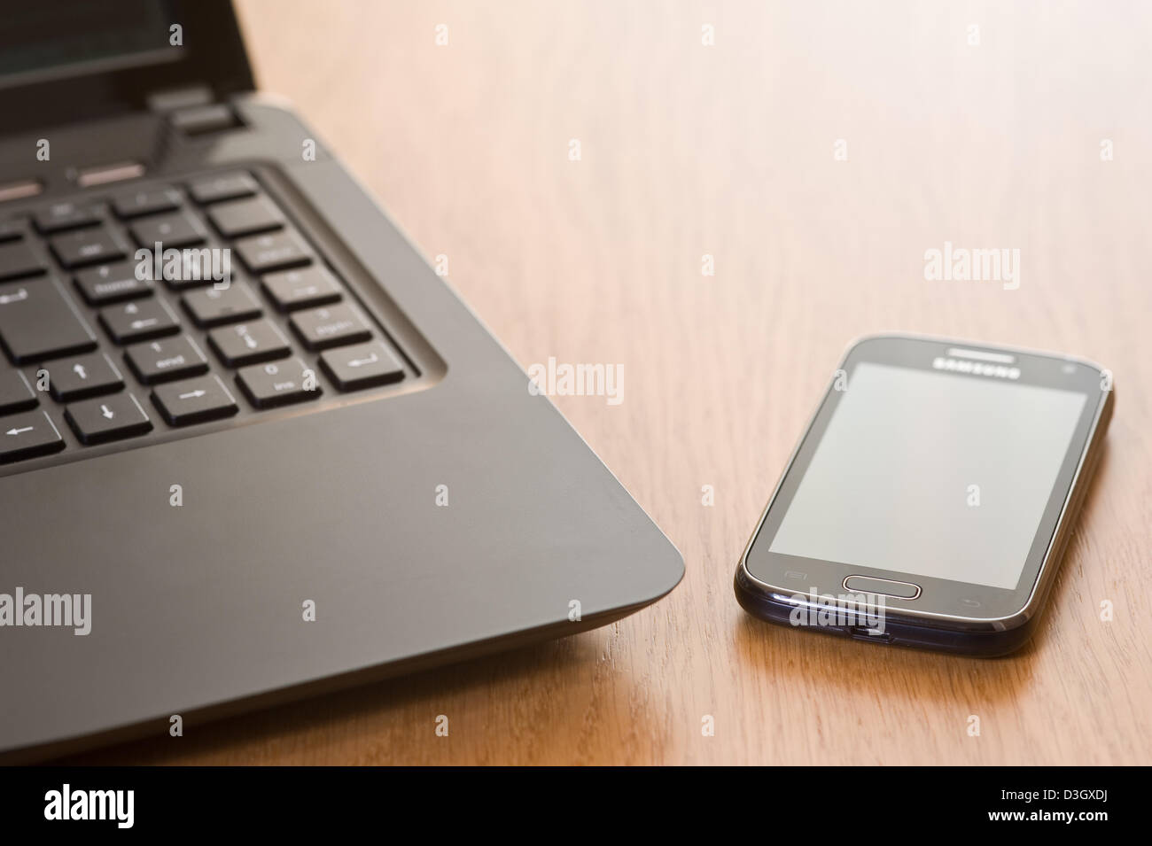 Laptop und Handy auf einen Schreibtisch. Stockfoto