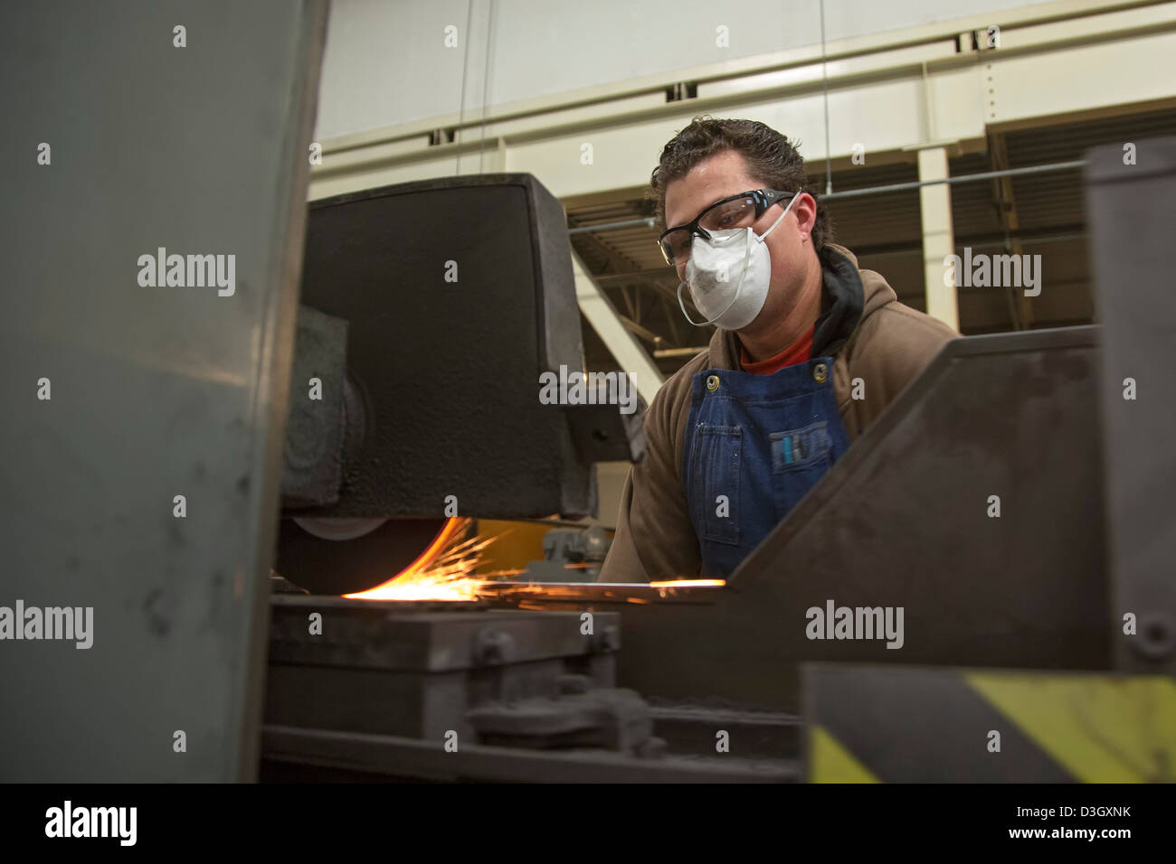 Arbeitnehmer zu bauen, Drehmaschinen und andere kleine Metallbearbeitungsmaschinen Stockfoto