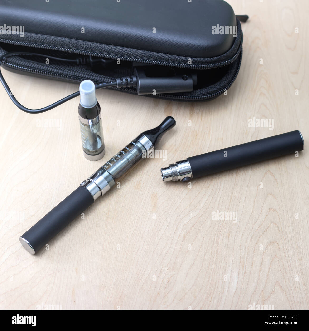 Kit von elektronischen Zigaretten auf Tisch Stockfoto