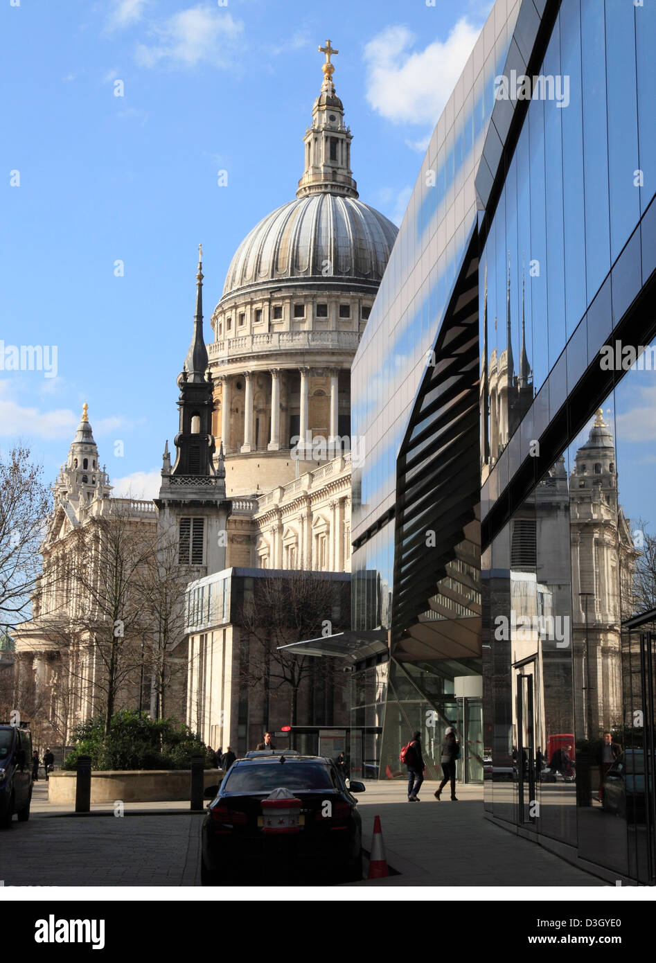 St. Pauls Cathedral spiegelt sich in Bürogebäuden in der City von London England UK GB Stockfoto